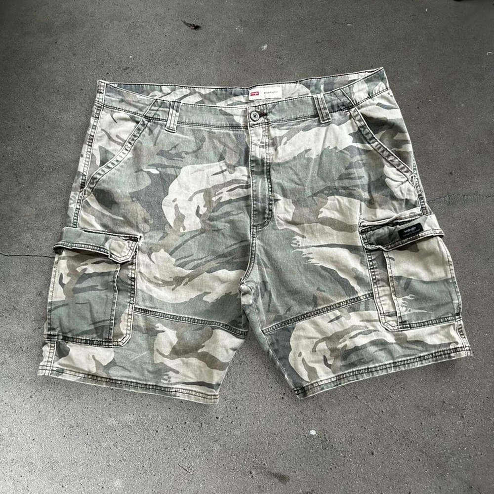 Y2K wrangler baggy camo cargo skater shorts Distressing shown Size 40
